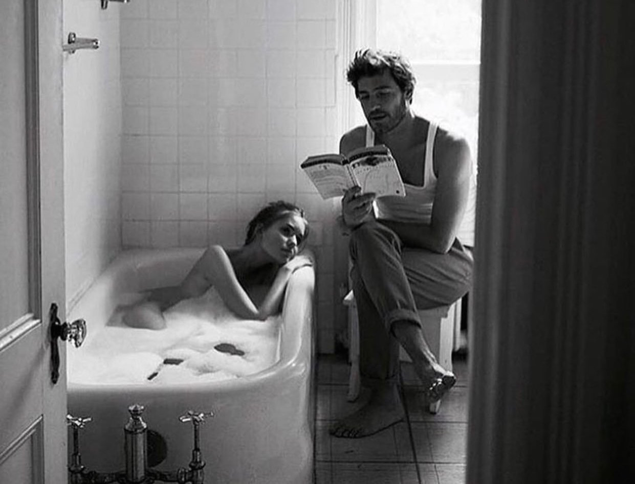 Девушка в душе братом. Книга для чтения в ванной. Мужчина в ванной. Он и она в ванной. Пара в ванной Эстетика.